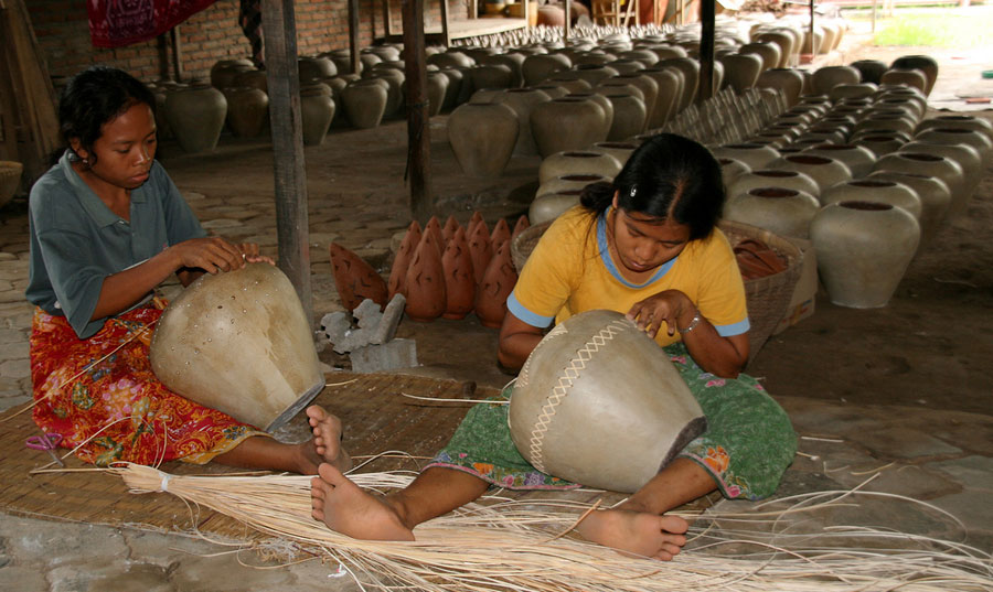 Lombok Pottery craftsmen of the village of Banyumulek