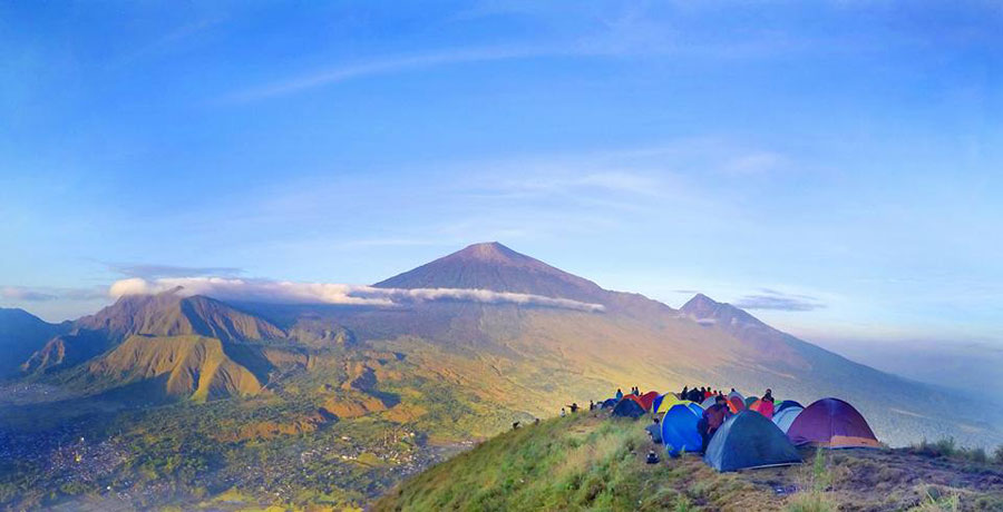 Hiking Pergasingan Hill near Mount Rinjani from Sembalun Lawang