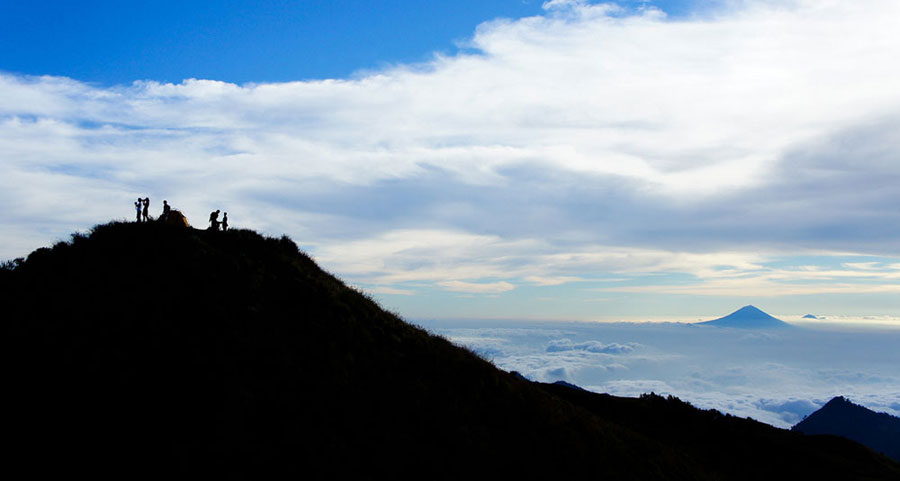 Hiking Mount Rinjani Package 4 days 3 nights start climb from Senaru