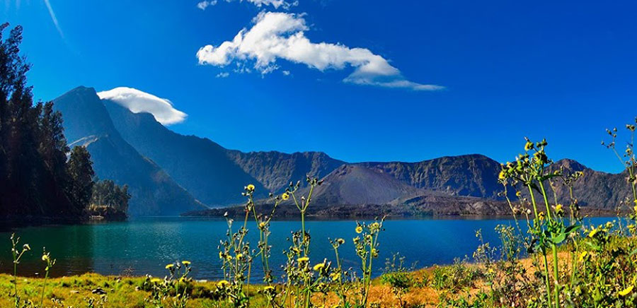 Lake Segara Anak an altitude 2000 meter of Mount Rinjani