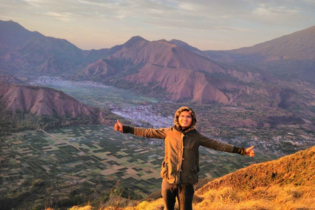 Mendaki Bukit Pergasingan dekat Gunung Rinjani