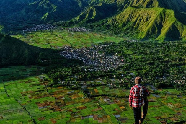 Hiking Bukit Pergasingan dekat Gunung Rinjani