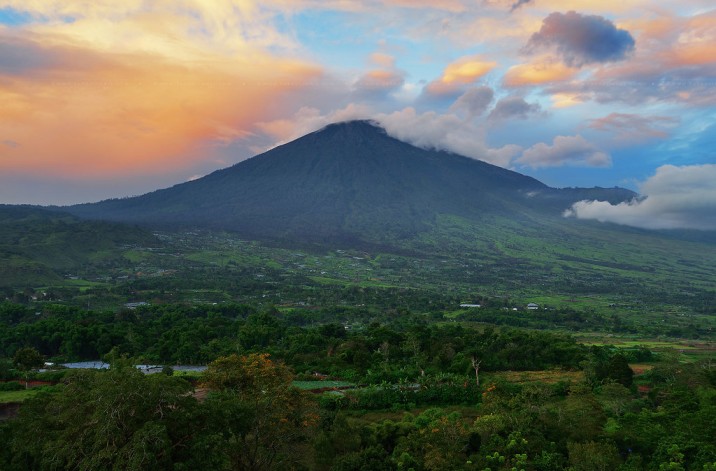 Hiking Bukit Pergasingan dekat Gunung Rinjani