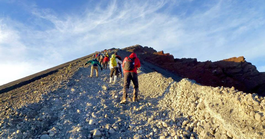 Pendakian menuju Puncak Gunung Rinjani ketinggian 3000 m dpl Taman Nasional Gunung Rinjani