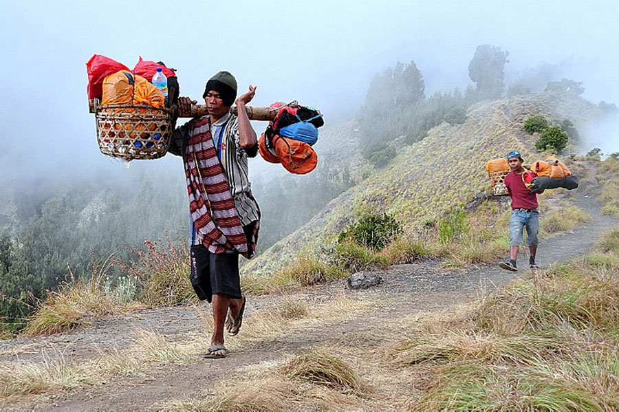 Beban di pundak kuli kami selama hiking ke Gunung Rinjani muat 20 kilo