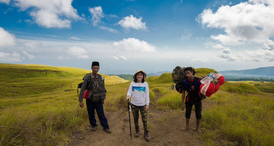 Titik awal mendaki dari daerah Sembalun Lawang, kita akan disambut oleh Padang Savanna sepanjang 6 kilometer