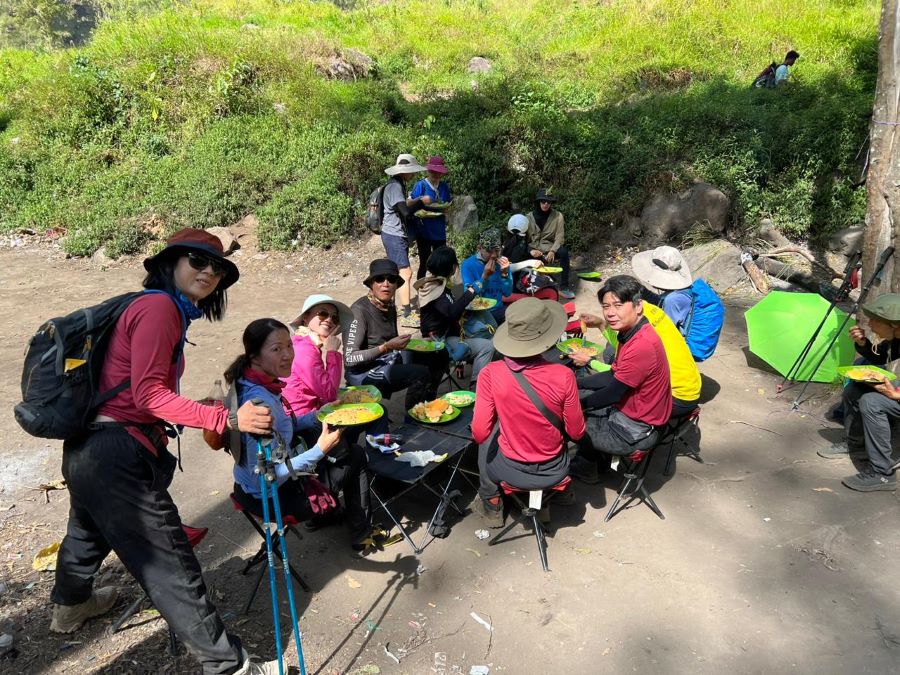 Sarapan, makan siang dan makan malam selama pendakian Gunung Rinjani