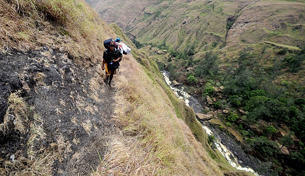 Pemandangan mendaki Gunung Rinjani melalui jalur Torean. Jalur Torean menawarkan panorama alam yang beragam dibanding dua jalur lain yang umum ditempuh para pendaki, yaitu Senaru dan Sembalun.