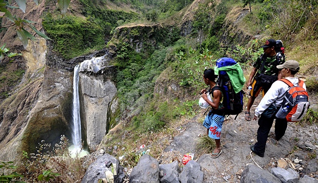 Air terjun Penimbung, setinggi 100 meter, merupakan salah satu pemandangan yang indah bila mendaki Gunung Rinjani dari Torean