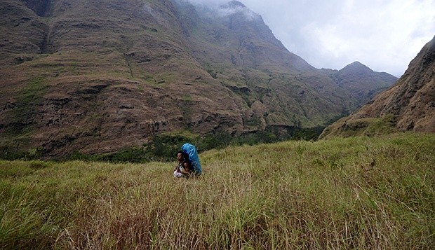 Perjalanan di lembah yang diapit punggungan Gunung Rinjani dan gunung Sangkareang, menuju Danau Segara Anak, di jalur Torean Gunung Rinjani, Lombok