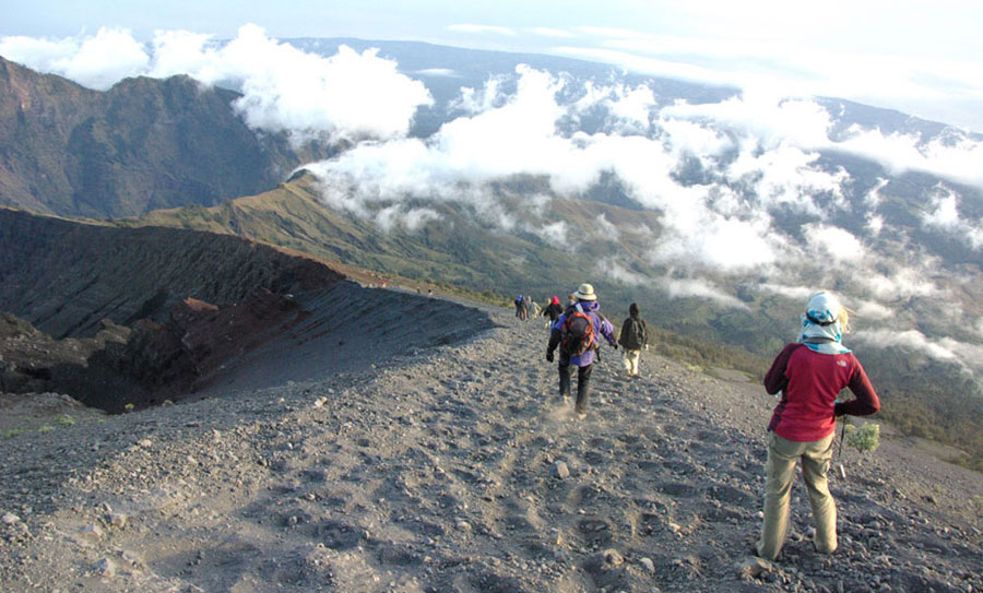 Hiking mount Rinjani package 4 days 3 nights start climb from Senaru to Sembalun Lawang