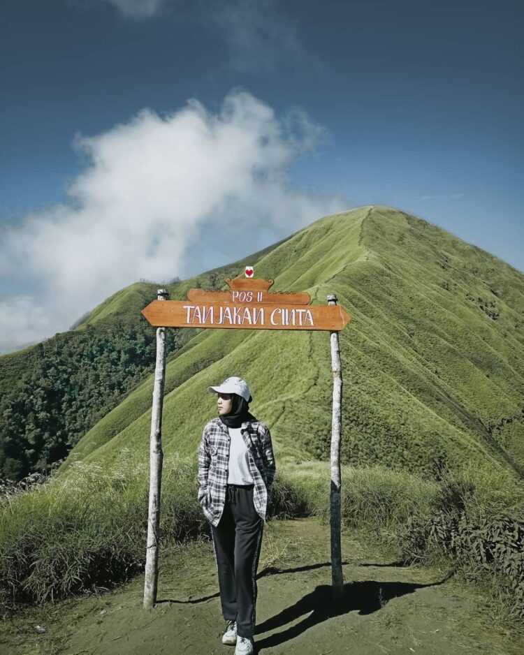 Hiking Anak Dara Hill Sembalun
